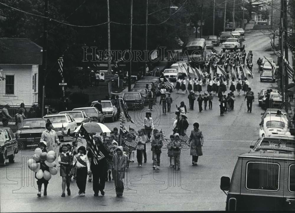 1983 Press Photo Memorial Day Parade on Main St. in Waukesha County - mjb25923 - Historic Images