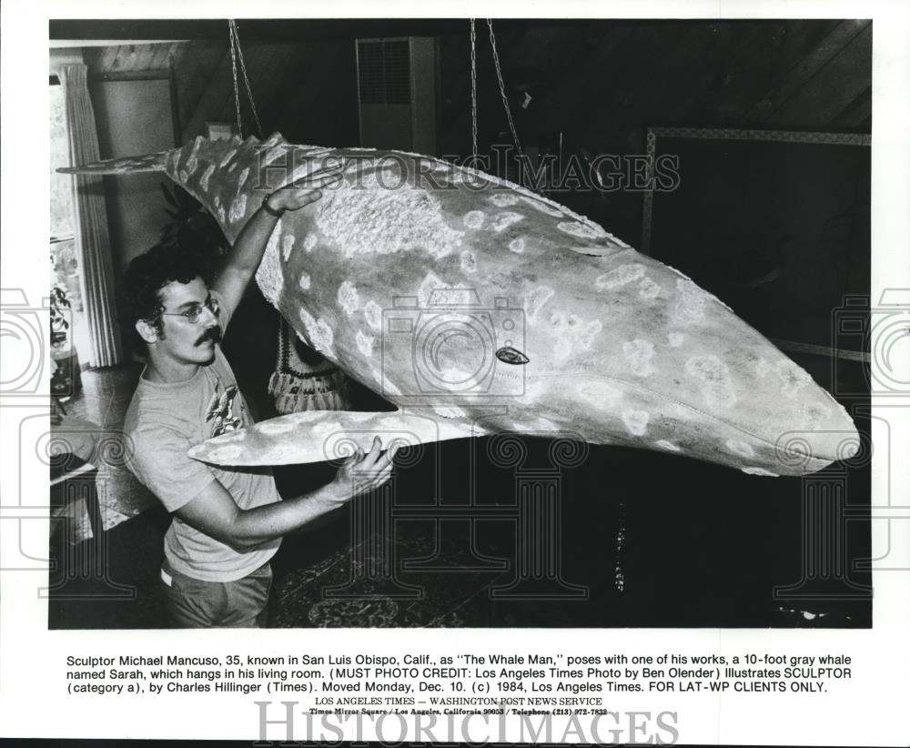 1984 Press Photo Sculptor Michael Mancuso with his Gray Whale Sculpture, Sarah - Historic Images