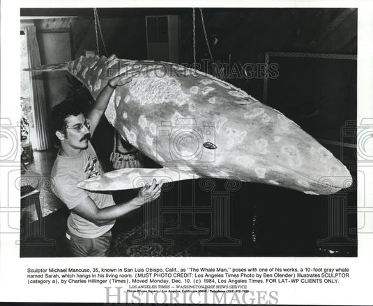 1984 Press Photo Sculptor Michael Mancuso with his Gray Whale Sculpture, Sarah - Historic Images