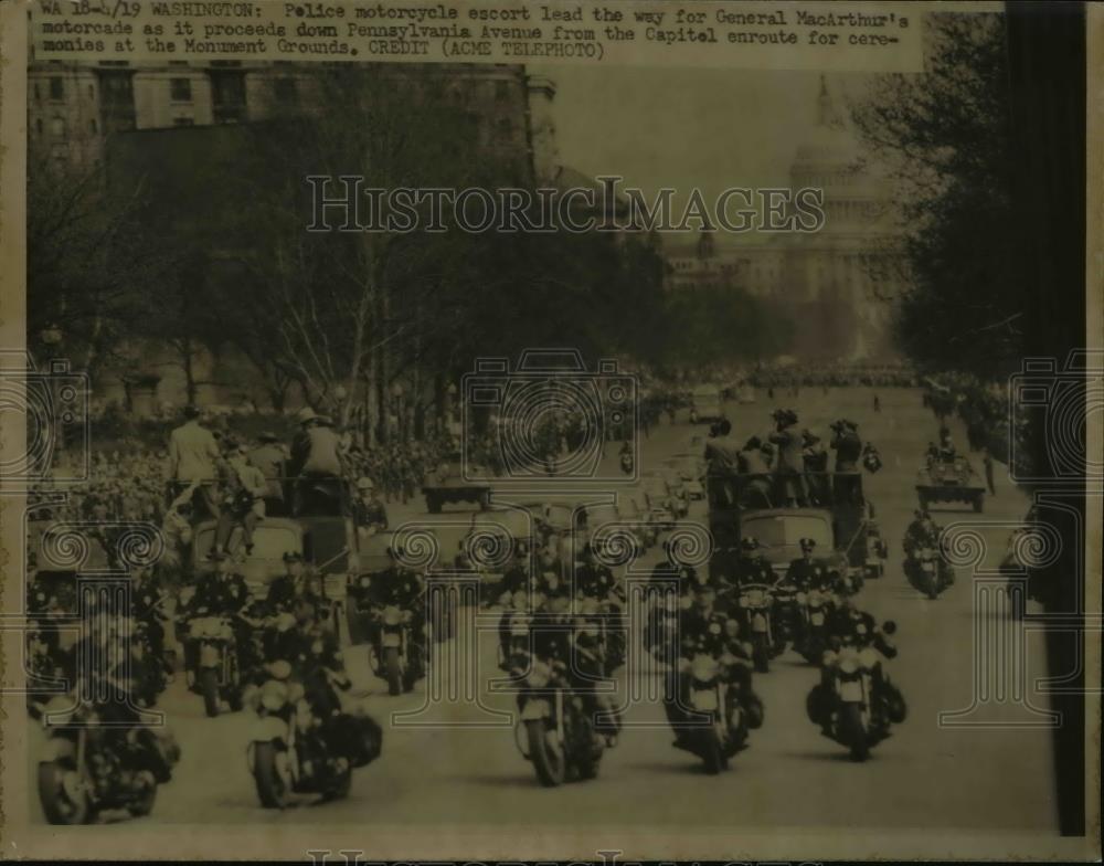 1951 Press Photo Gen. MacArthur Arriving in Washington DC With Police Motorcycle - Historic Images