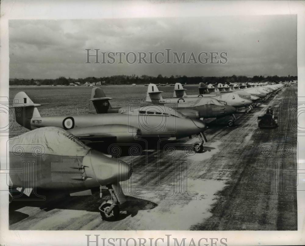 1951 Press Photo Gloster Meteor Twin Jet Fighters Waiting Delivery to Britain - Historic Images