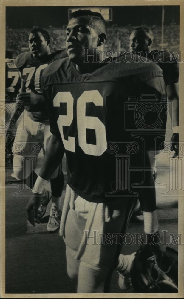 1987 Press Photo Alabama football player #26 Humphrey walks off field after game - Historic Images