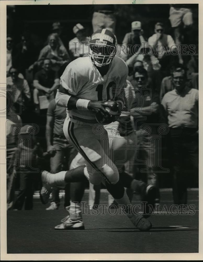 Press Photo Alabama&#39;s #10 Vince Sutton rolls out with ball at scrimmage game. - Historic Images