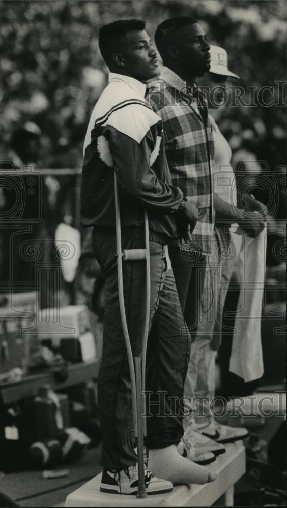 1988 Press Photo Alabama&#39;s Bobby Humphrey sidelined on crutches at football game - Historic Images