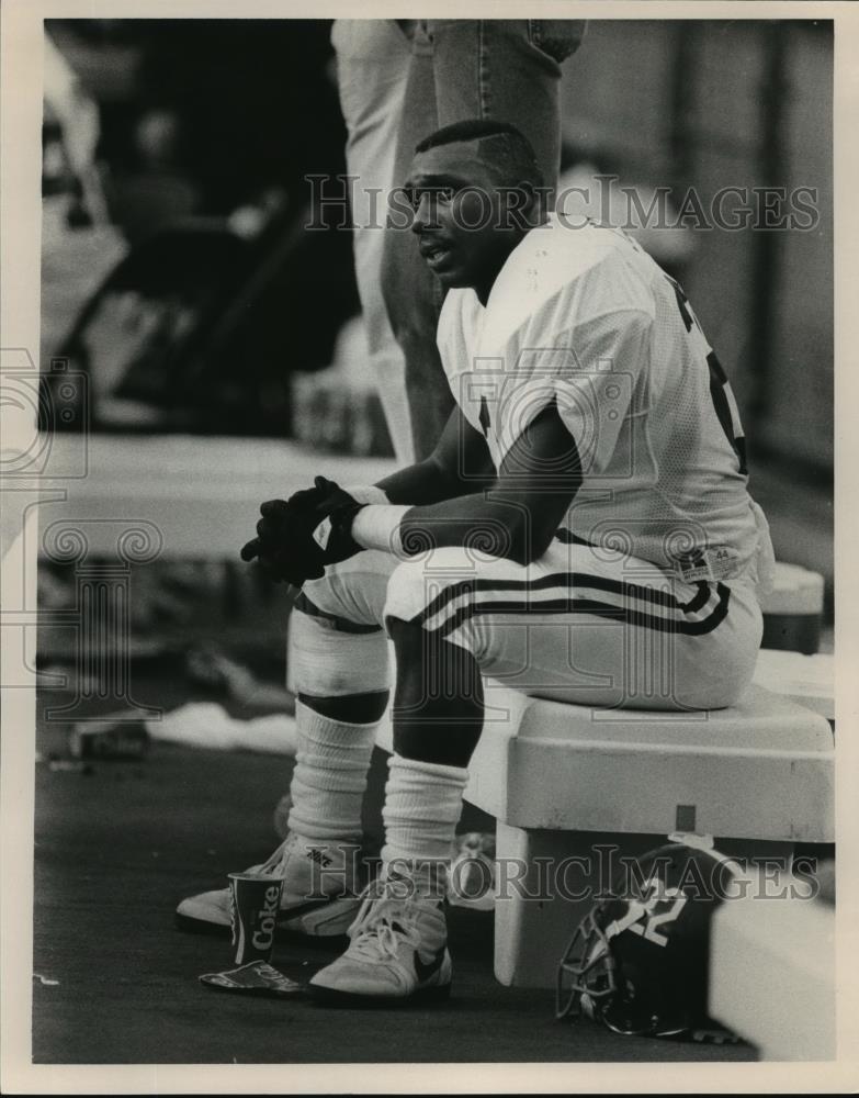 Press Photo Alabama&#39;s football player #22 Gene Jelks sitting on bench at game. - Historic Images