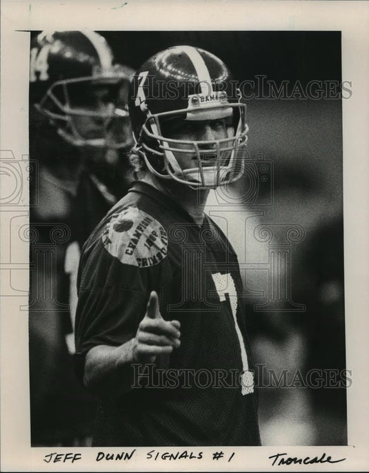 1989 Press Photo Alabama's #7 Jeff Dunn gives #1 signal for his team champions.