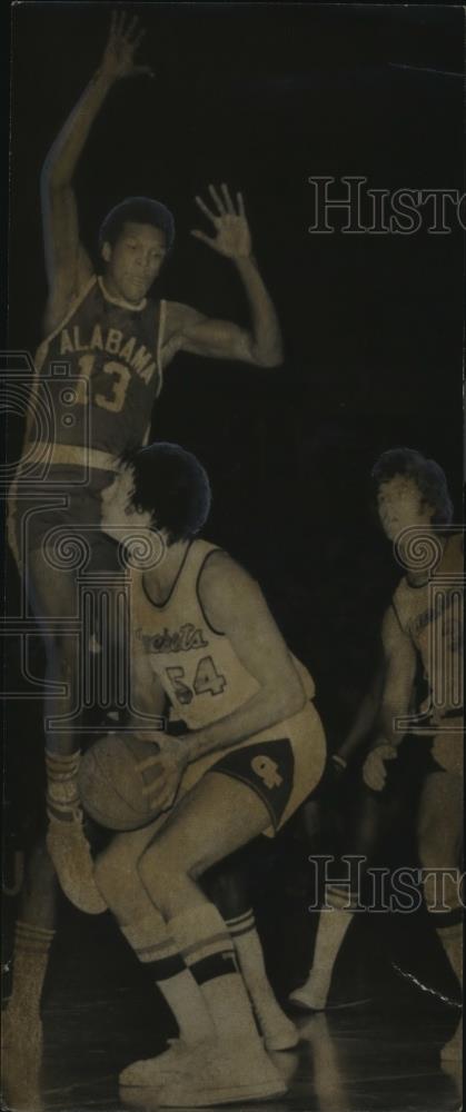 Press Photo Alabama-Tide&#39;s Leon Douglas Blocks path..of Tech&#39;s Preston Campbell - Historic Images