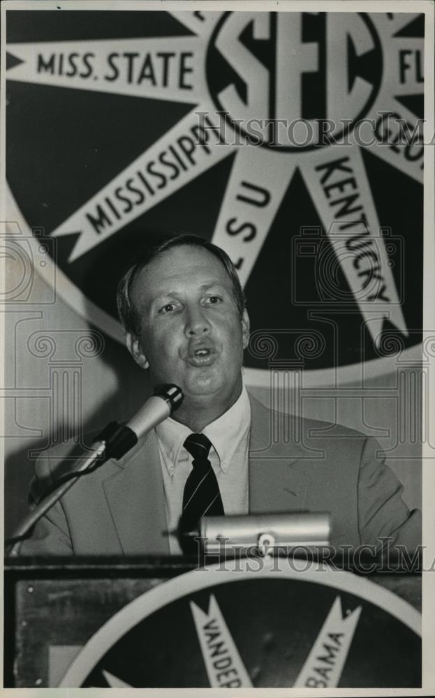 1987 Press Photo Alabama-Auburn Pat Dye speaking at SEC meeting. - abns00911 - Historic Images