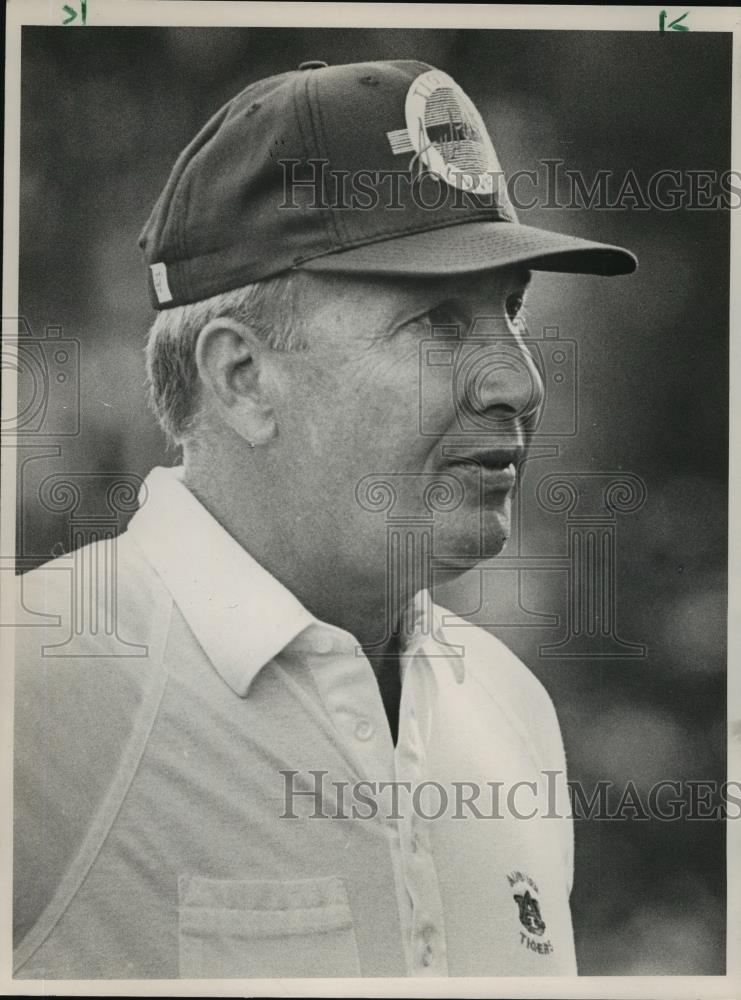 1989 Press Photo Alabama-Auburn Pat Dye watches his player in practice. - Historic Images