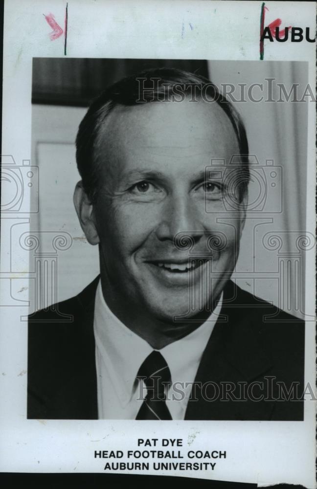 1990 Press Photo Alabama-Auburn University head football, Pat Dye. - abns00917 - Historic Images