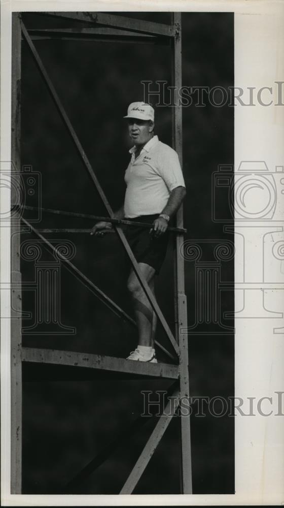 1986 Press Photo Alabama-Auburn Pat Dye watches practice from his tower. - Historic Images