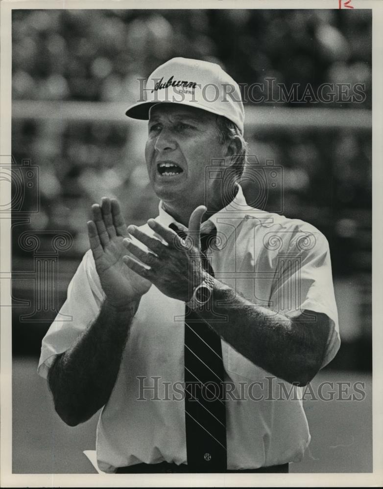 1986 Press Photo Alabama-Auburn football Pat Dye cheers on his troops. - Historic Images