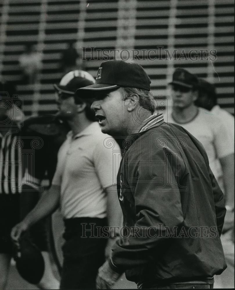 1985 Press Photo Alabama-Auburn football Pat Dye at spring practice. - abns00955 - Historic Images
