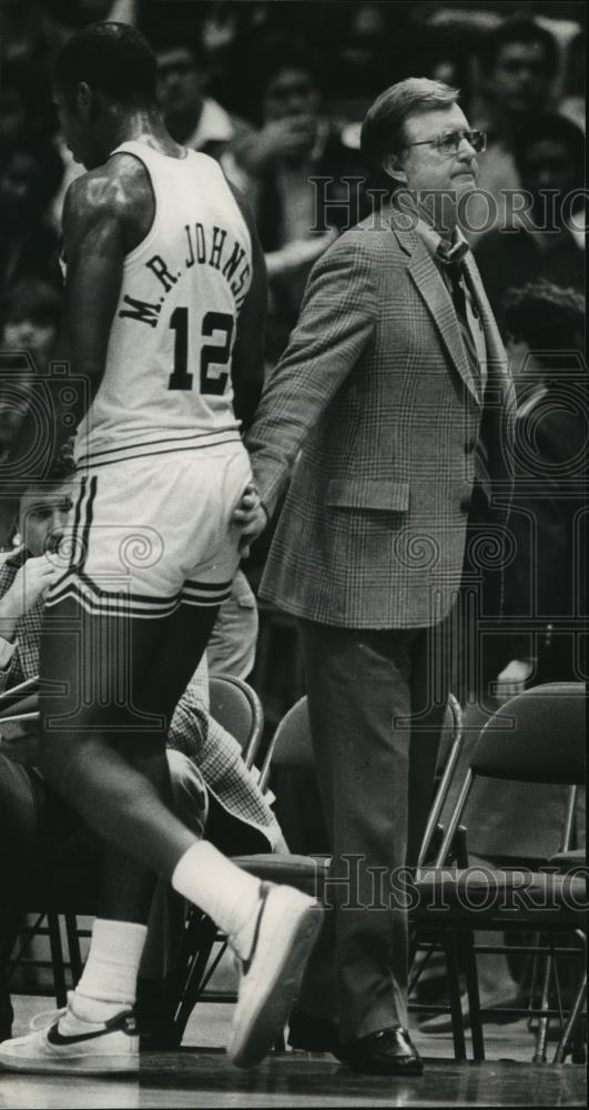 1985 Press Photo University of Alabama-Birmingham basketball Gene Bartow. - Historic Images