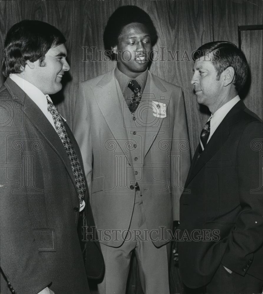 1977 Press Photo Alabama-Auburn football with players at watch banquet. - Historic Images