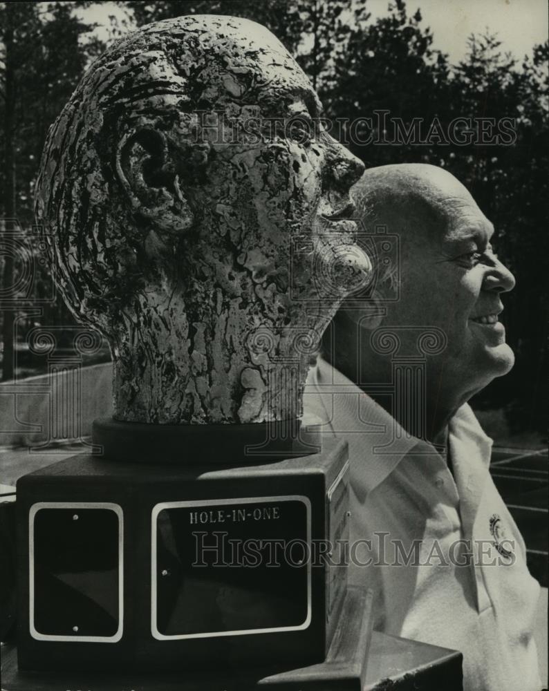 1977 Press Photo Alabama-Charley Boswell stands near classic&#39;s permanent trophy. - Historic Images