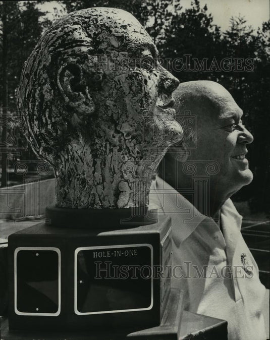 1977 Press Photo Alabama-Charley Boswell stands near classic's permanent trophy. - Historic Images