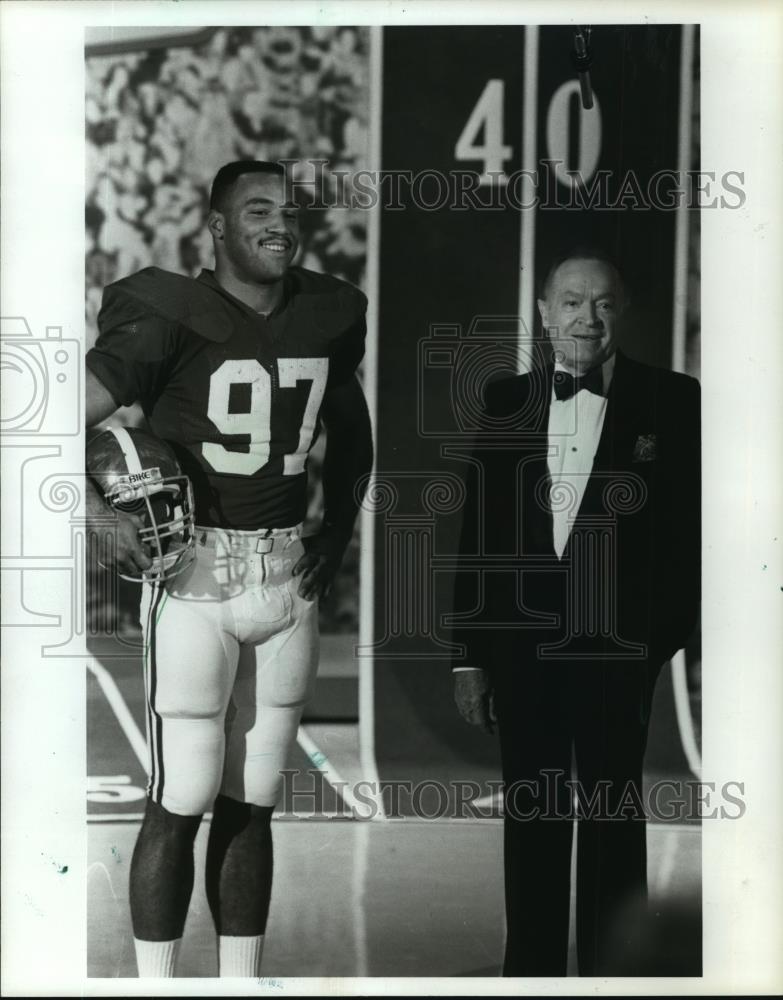 1987 Press Photo Football Player Cornelius Bennett Dwarfs Comedian Bob Hope - Historic Images