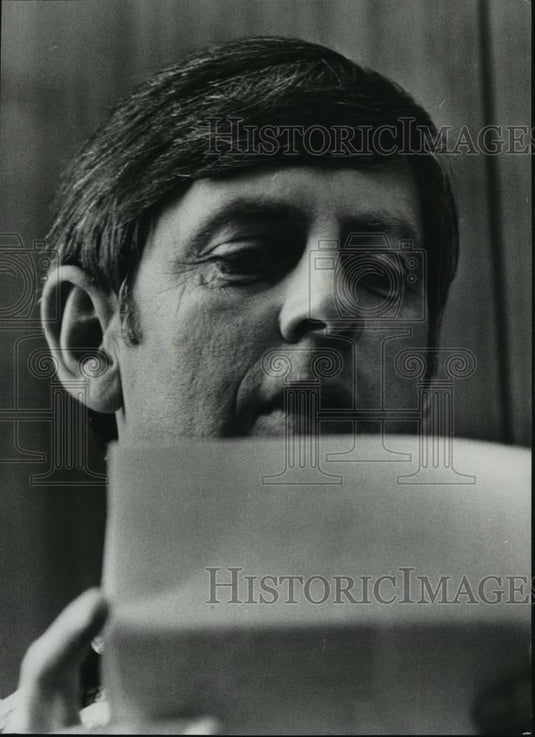 Press Photo Alabama-Auburn football Doug Barfield reading document. - abns01268 - Historic Images
