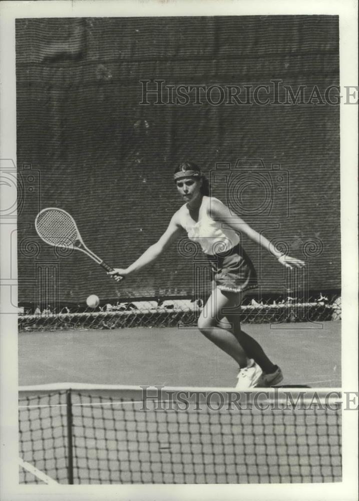 1980 Press Photo University Of Alabama Junior Tennis Player Bari Blake Eyes Ball - Historic Images