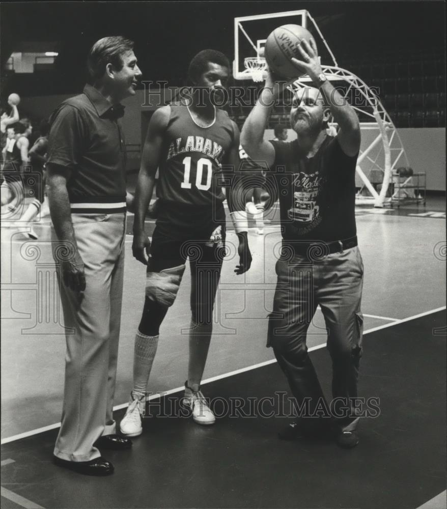 1979 Press Photo Clyde Bolton Shoots While C.M. Newton And Robert Scott Watch - Historic Images