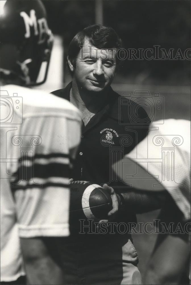 1982 Press Photo Mountain Brook High Football Gene Ellison Holds Practice - Historic Images