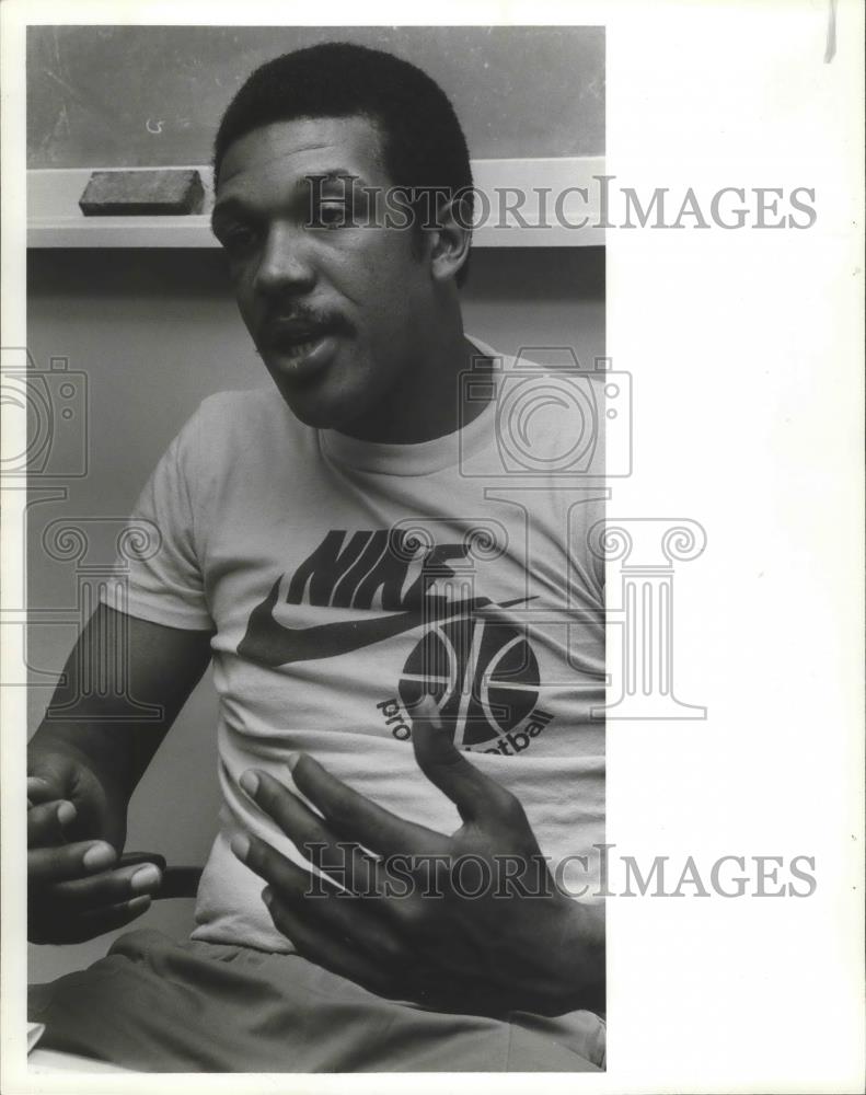 1981 Press Photo Basketball Star Leon Douglas In Discussion Below Chalkboard - Historic Images