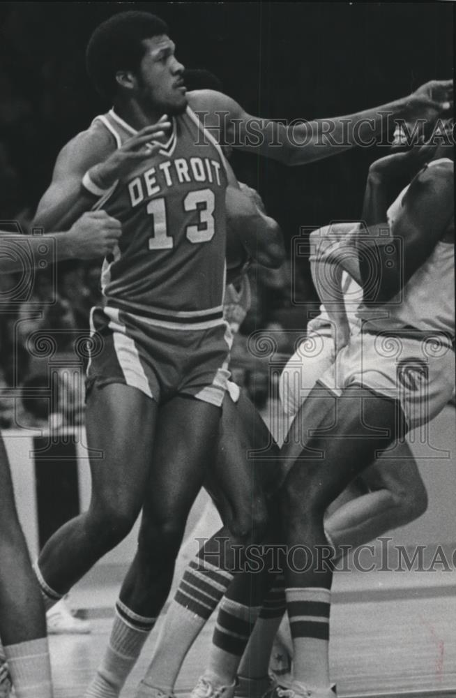 1977 Press Photo Detroit Pistons Leon Douglas Pushes Off Opponent - abns01518 - Historic Images