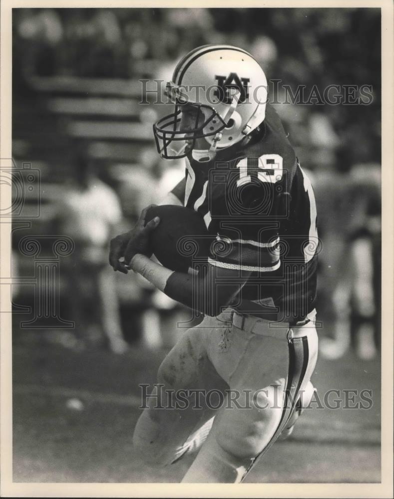 1986 Press Photo Alabama-Auburn football player, Trey Gainous runs with ball. - Historic Images