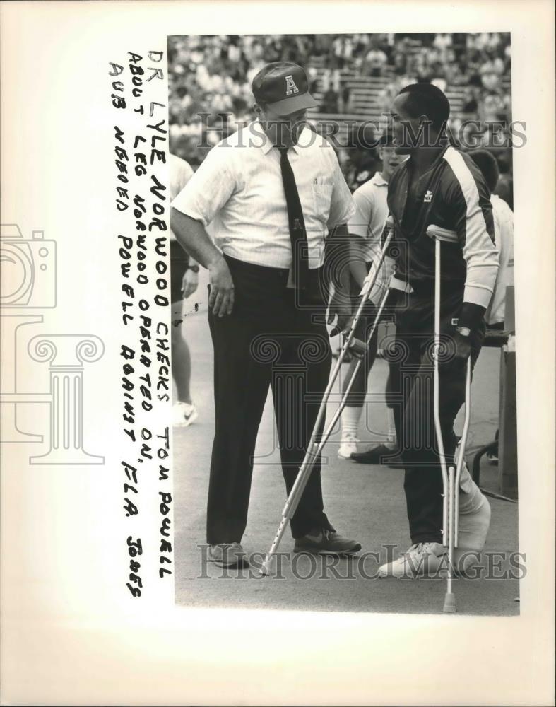 1986 Press Photo Alabama-Auburn Tom Powell&#39;s leg checked out by Dr. Lyle Norwood - Historic Images