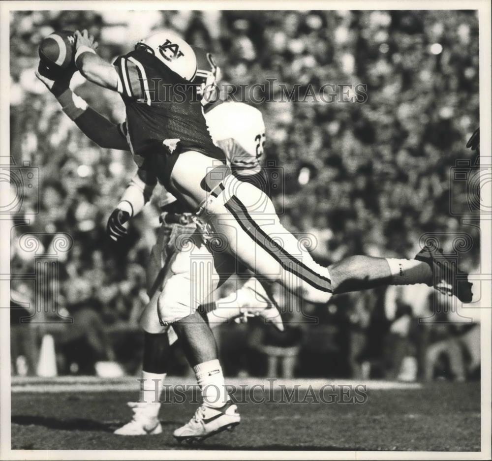 1988 Press Photo Alabama-Auburn football player #8 Shayne Wasden catches ball. - Historic Images