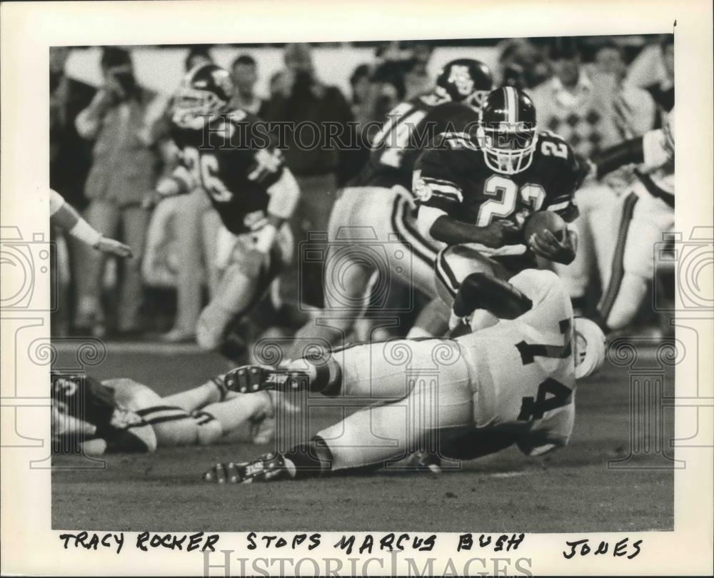 1986 Press Photo Alabama-Auburn Tracy Rocker stops Miss. State Marcus Bush. - Historic Images
