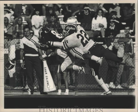 1987 Press Photo Alabama #82 Clay Whitehurst tackled by SWL #22 Dwight Willis.