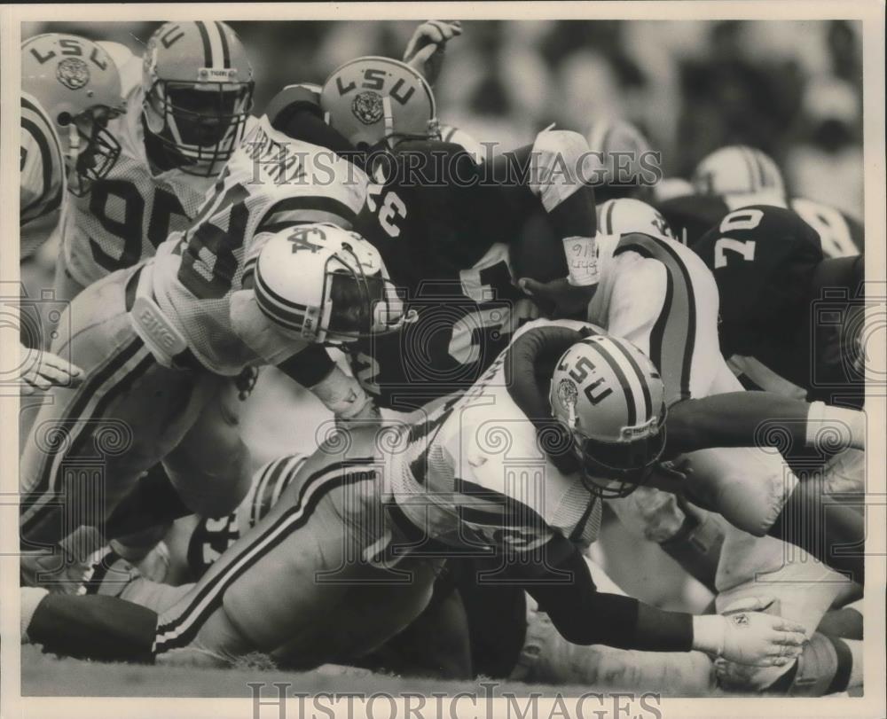1989 Press Photo Alabama-Auburn tailback Stacy Danley is stopped by LSU tacklers - Historic Images