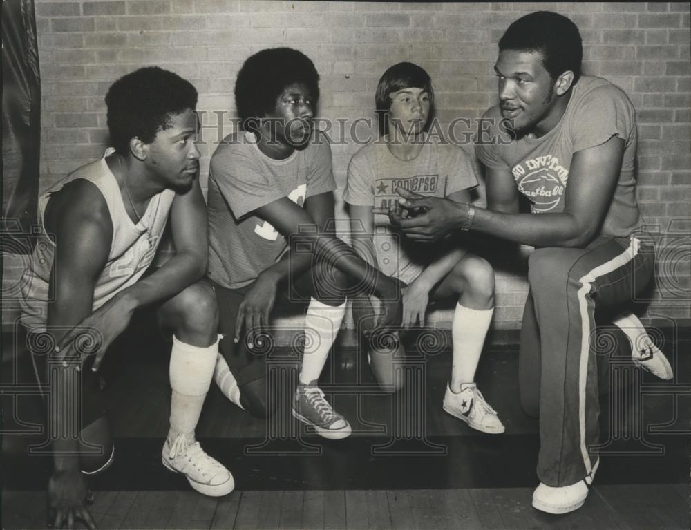 1977 Press Photo Alabama-Leon Douglas, hold a clinic at Woodlawn High School. - Historic Images