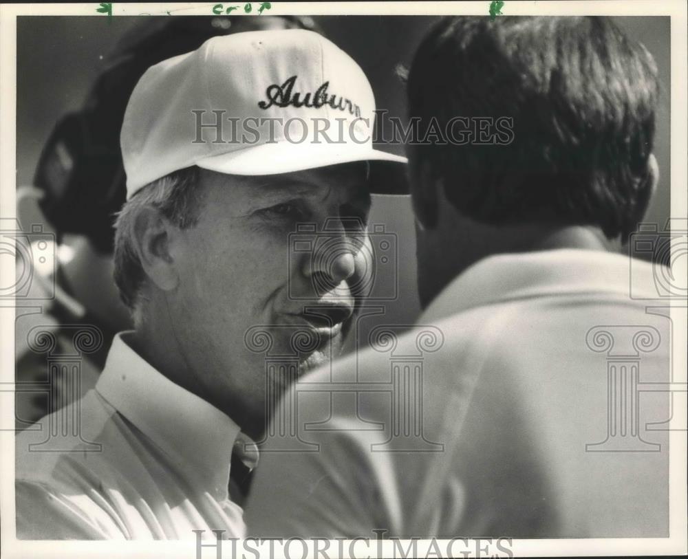 1986 Press Photo Alabama-Auburn Pat Dye speaks to his assistant. - abns01799 - Historic Images