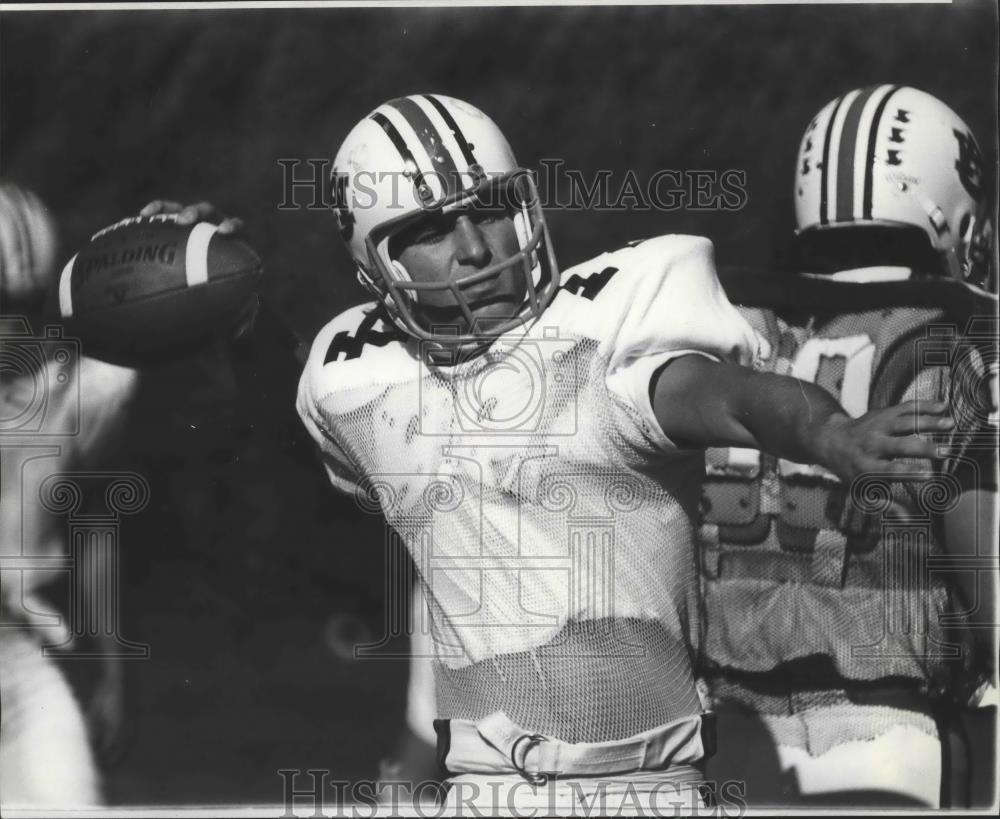 1977 Press Photo Auburn Quarterback John Crane During Spring Football Practice - Historic Images