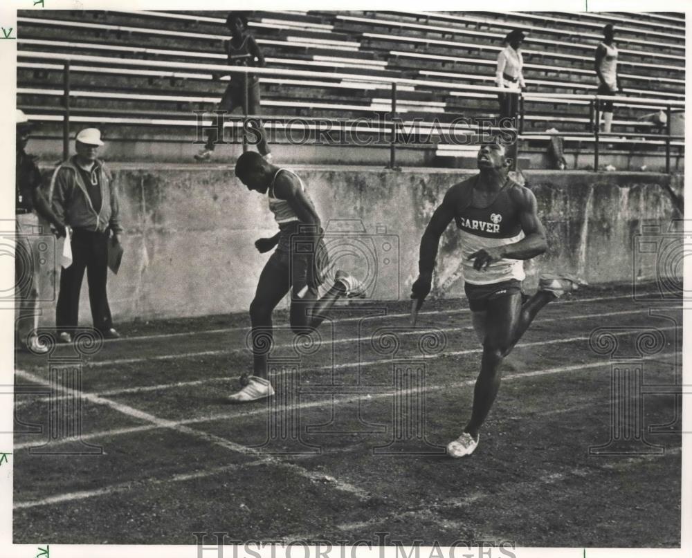 1986 Press Photo Ernest King Beats Charles Eubanks In Track Meet At Lawson Field - Historic Images