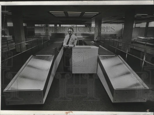 1977 Press Photo Carroll Rogers, inspector, US Customs, Milwaukee's Mitch Field - Historic Images