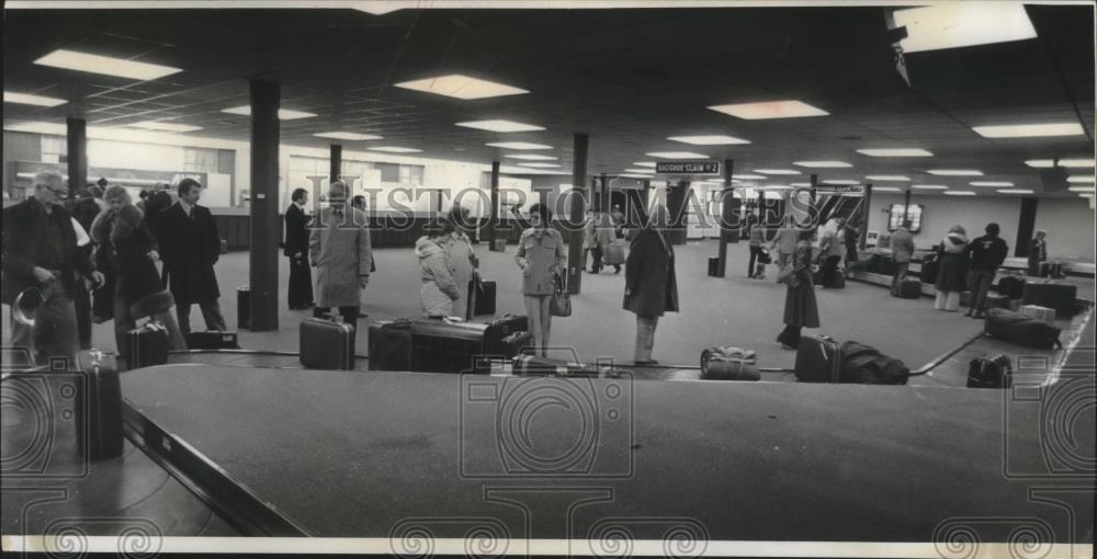 1978 Press Photo Travelers at Mitchell Field Airport in the Baggage Claim Area - Historic Images
