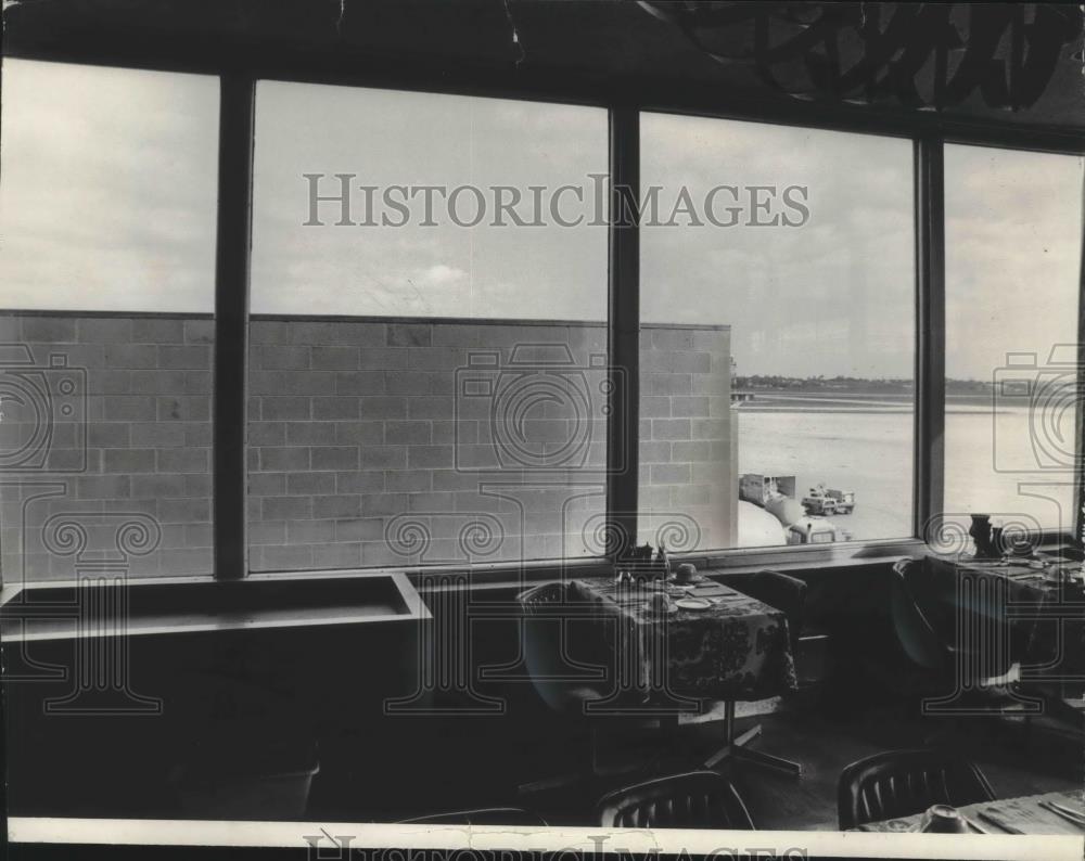 1976 Press Photo CTPW committee vote to remove wall at Mitchell Field Airport - Historic Images