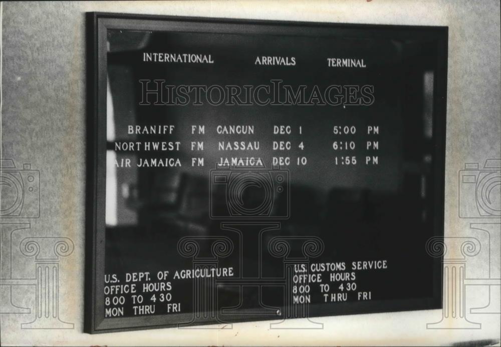 1977 Press Photo Mitchell Field International Arrival Terminal's schedule board. - Historic Images