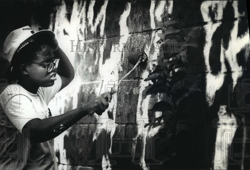 1990 Press Photo 14 year old Ananca Robinson of Milwaukee paints over graffiti - Historic Images