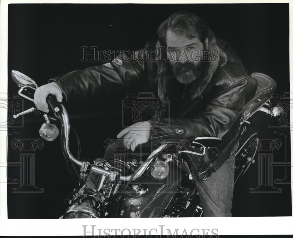 1994 Press Photo Russ Haycock in United Performing Artists Fund commercial - Historic Images