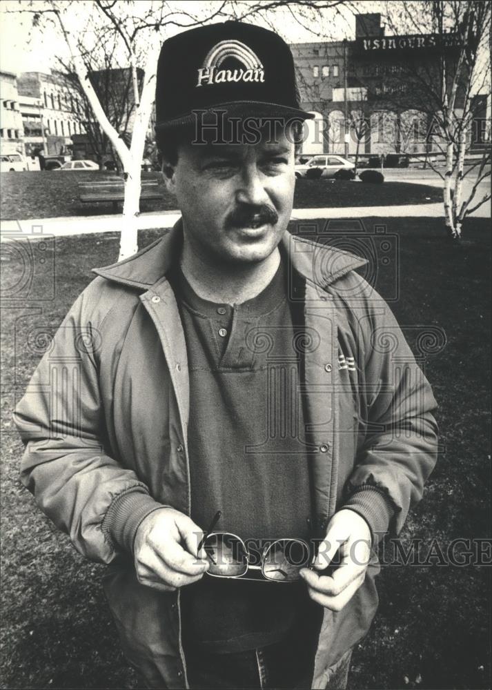 1988 Press Photo Father Steven Gliko helps the homeless on Milwaukee streets - Historic Images