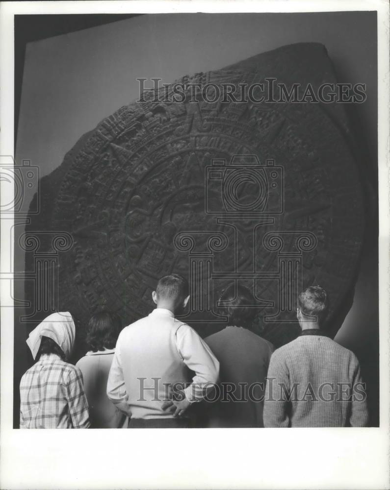 1982 Press Photo Tourists Viewing Aztec Calendar Stone in a Mexico City Museum - Historic Images