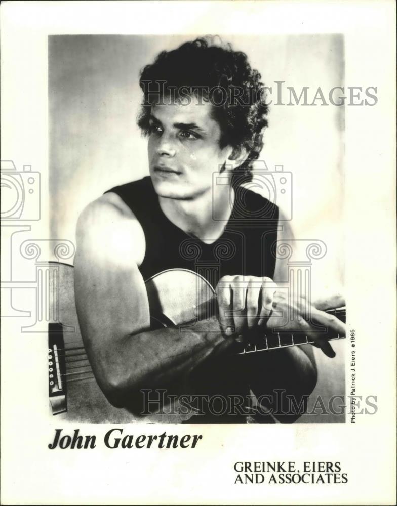 1990 Press Photo John Gaertner, Milwaukee Musician.   - mjb33636 - Historic Images