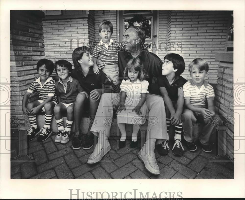 1983 Press Photo TV sports director Earl Gillespie with his seven grandchildren - Historic Images