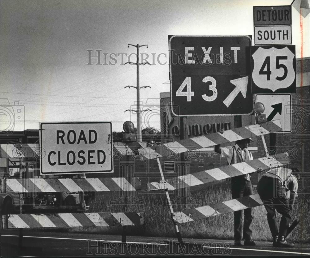 1981 Press Photo Workers Move Highway Signs on Milwaukee Freeway - mjb34294 - Historic Images