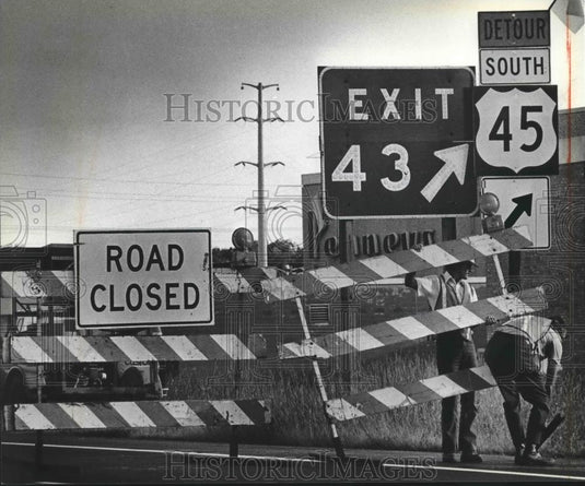 1981 Press Photo Workers Move Highway Signs on Milwaukee Freeway - mjb34294 - Historic Images